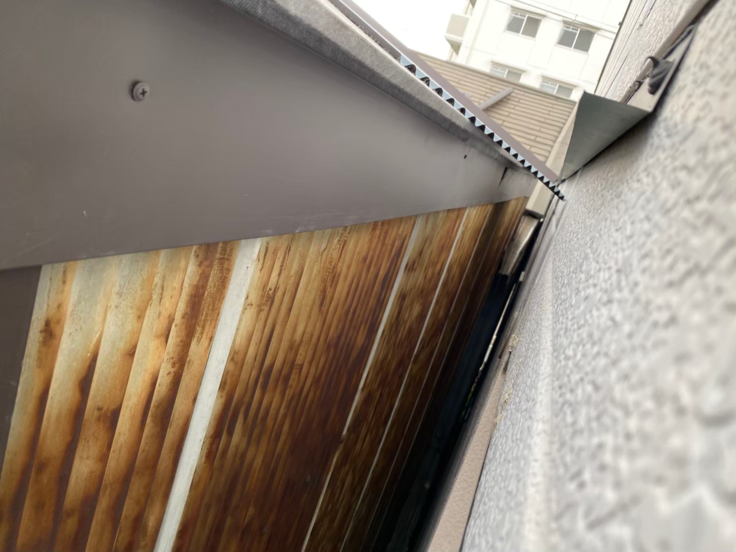 防水紙とケラバ板金